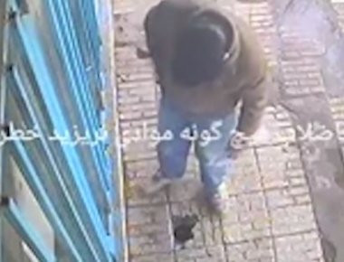 Πέταξε το τσιγάρο του μέσα σε μια τρύπα στο πεζοδρόμιο - Αυτό που έγινε δεν θα το ξεχάσει ποτέ ... (βίντεο)